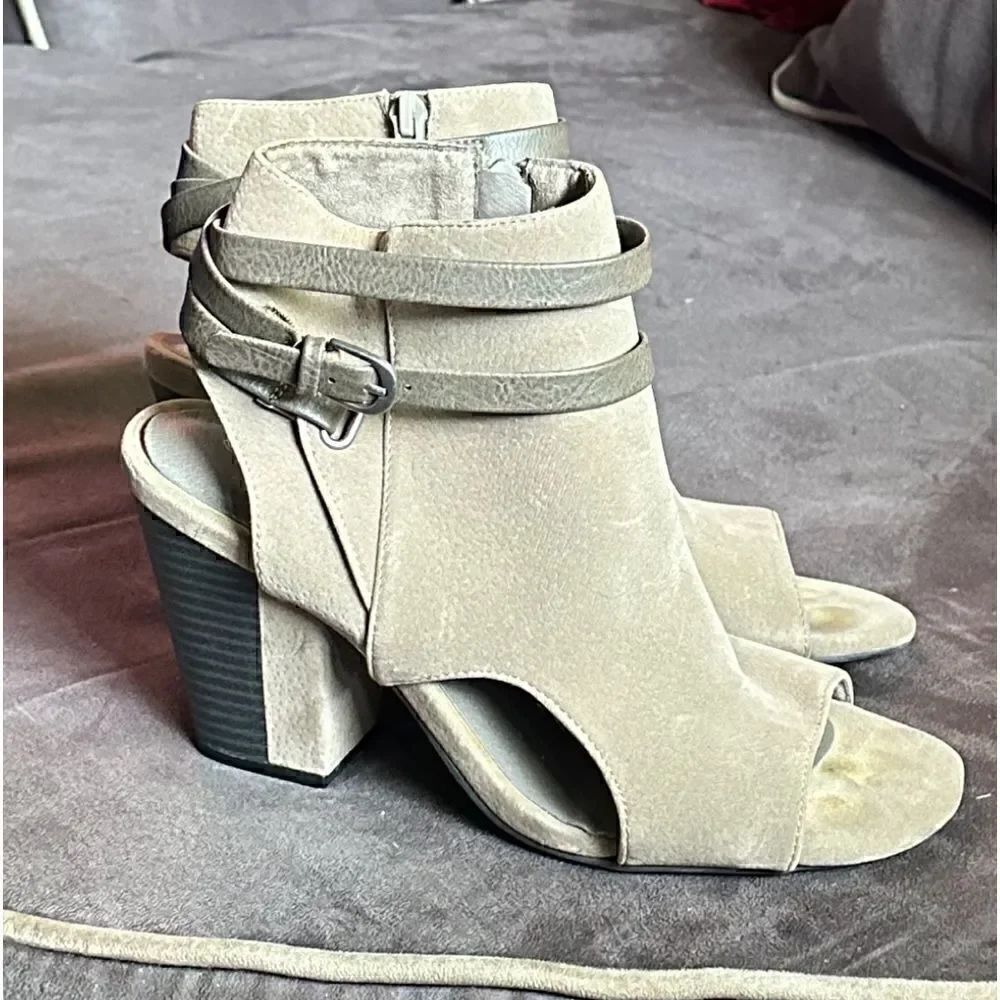 White mountain taupe color open toe booty with zippers size 7.5